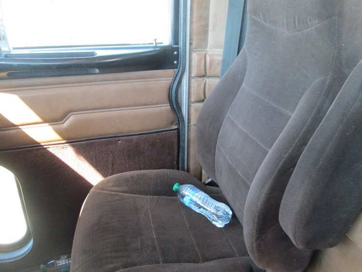 2004-peterbilt-357-image-38