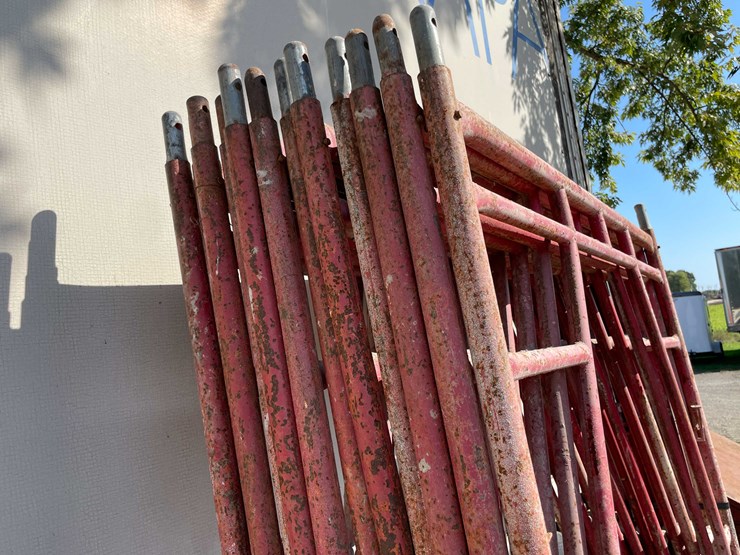 #1982-•-(12)-walk-through-scaffolding-rings-image-6