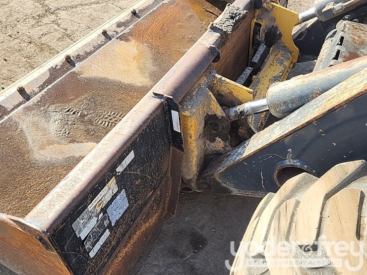 2010-deere-332d-image-21