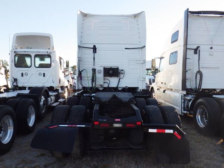 2022-volvo-vnl-860-image-7