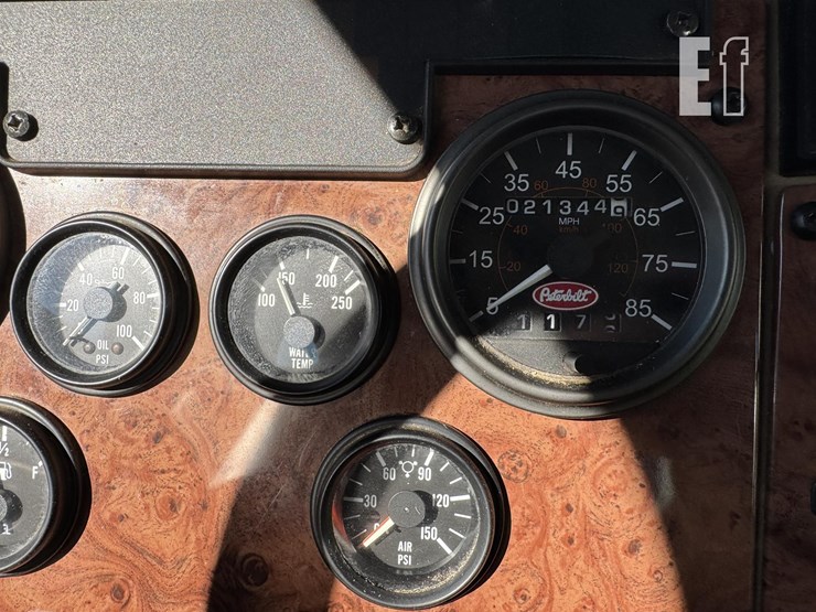 2005-peterbilt-335-image-33