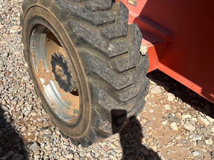 2013-jlg-800s-image-13