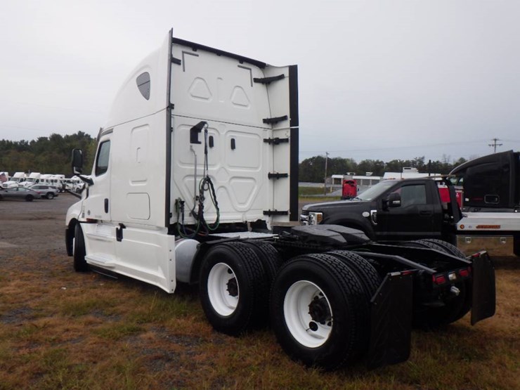 2020-freightliner-cascadia-126-image-7