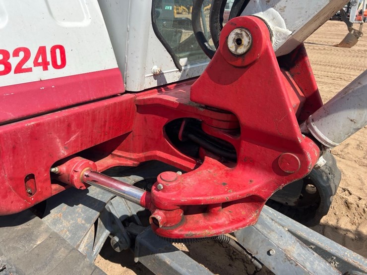 2021-takeuchi-tb240-image-15