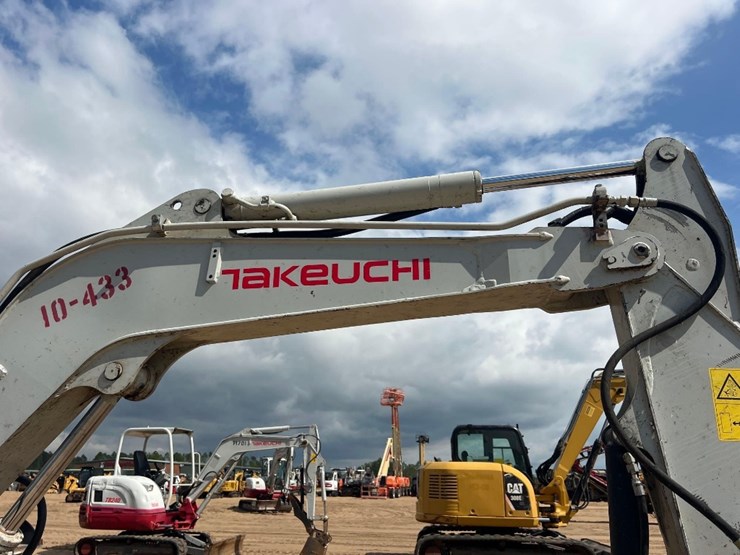 2021-takeuchi-tb240-image-13