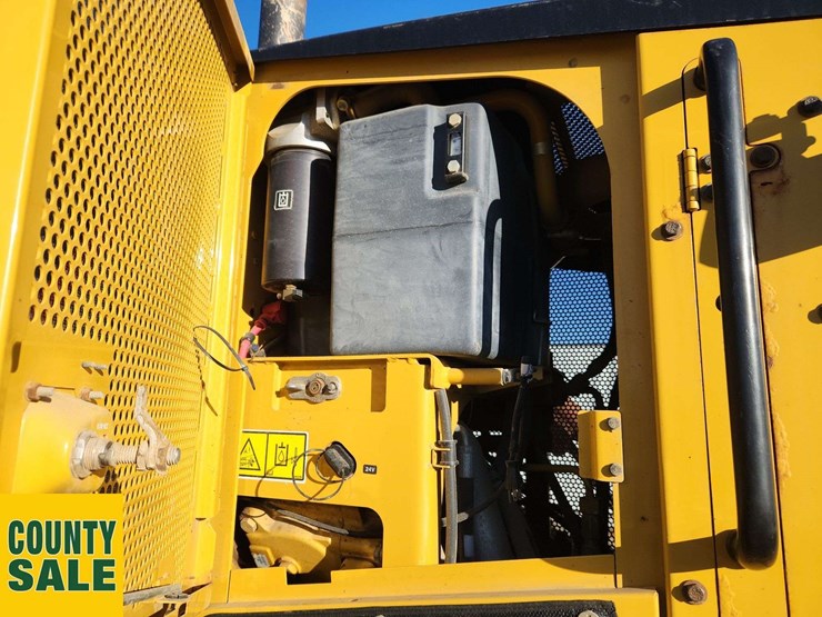 2015-caterpillar-14m-image-25