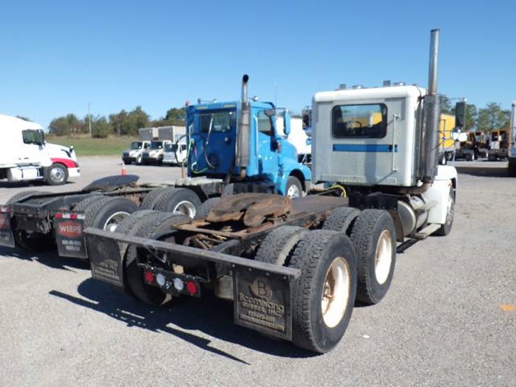 2001-freightliner-fld120-image-4