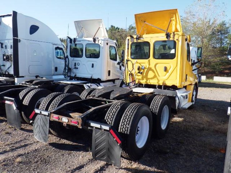 2019-freightliner-cascadia-126-image-9