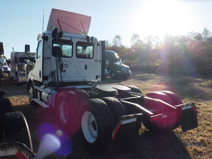 2020-freightliner-cascadia-116-image-9
