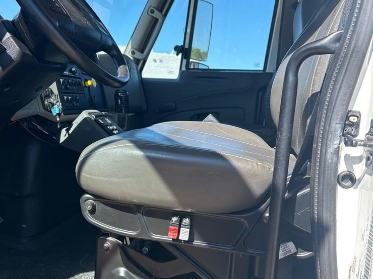 2015-international-durastar-4400-image-44