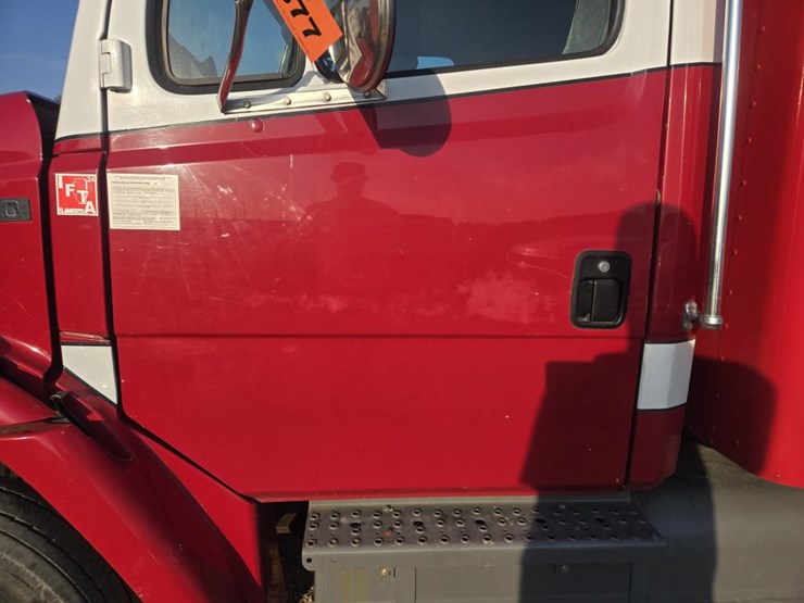 1997-freightliner-fl60-image-12