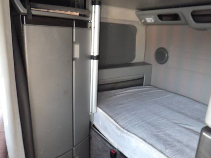 2022-volvo-vnl-860-image-15