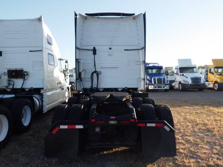 2022-volvo-vnl-860-image-8