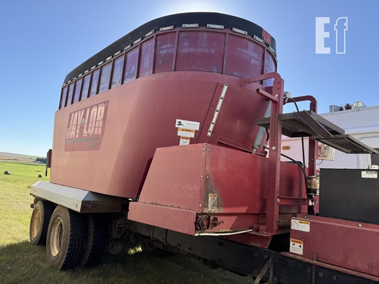 2005-peterbilt-335-image-3