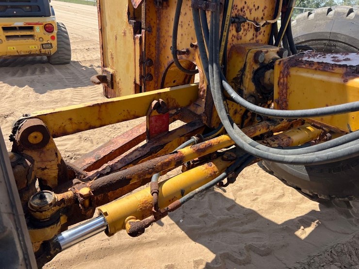 caterpillar-120-image-9