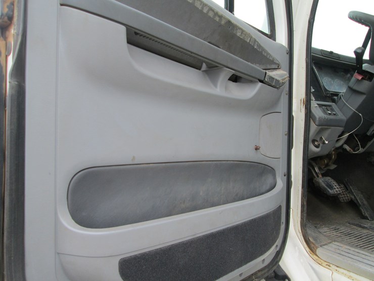 2006-freightliner-columbia-120-image-30