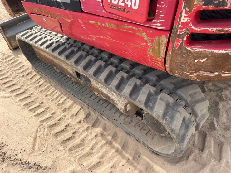 2018-takeuchi-tb240-image-21