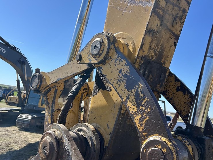 deere-200-lc-image-8
