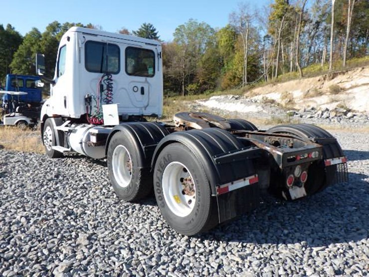 2019-freightliner-cascadia-116-image-8