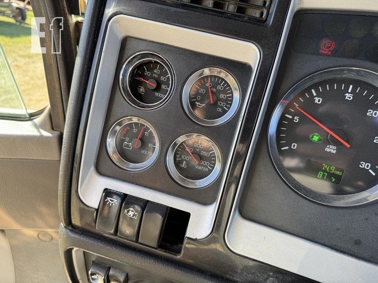 2011-kenworth-t800-image-31