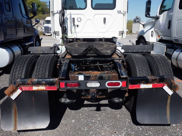 2021-freightliner-cascadia-126-image-5