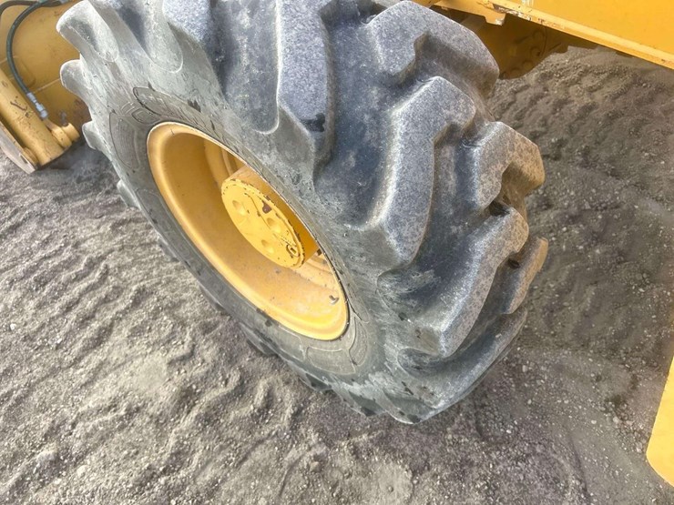 2015-deere-410l-image-13