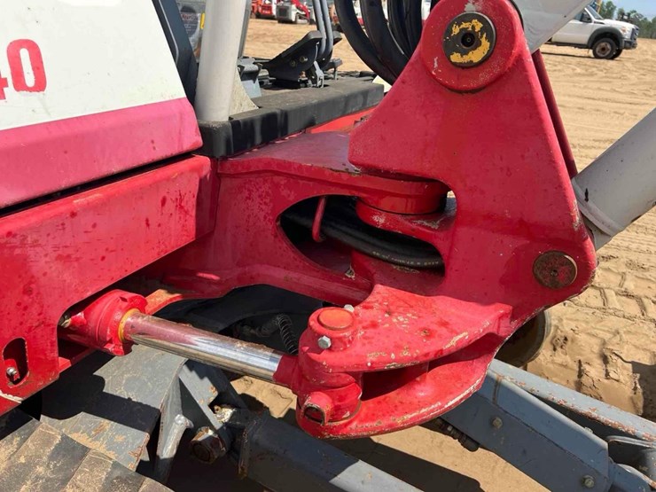 2017-takeuchi-tb240-image-14