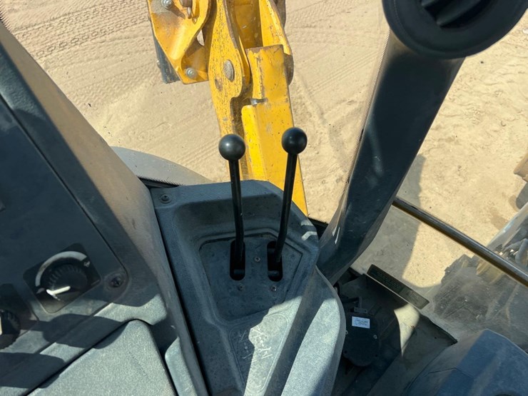 2018-deere-410l-image-34