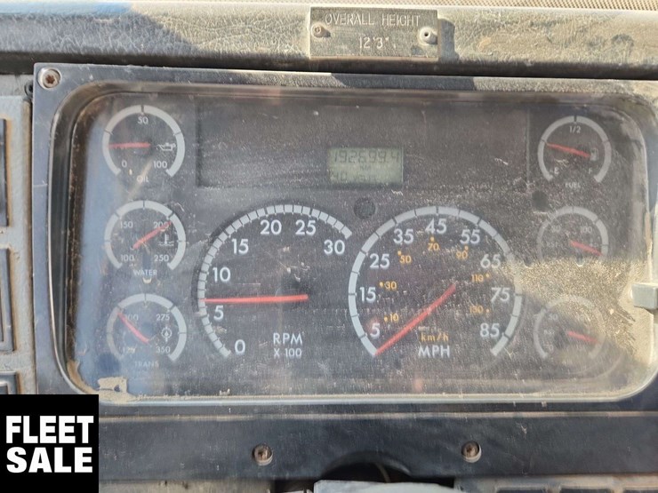 2001-freightliner-fl80-image-8