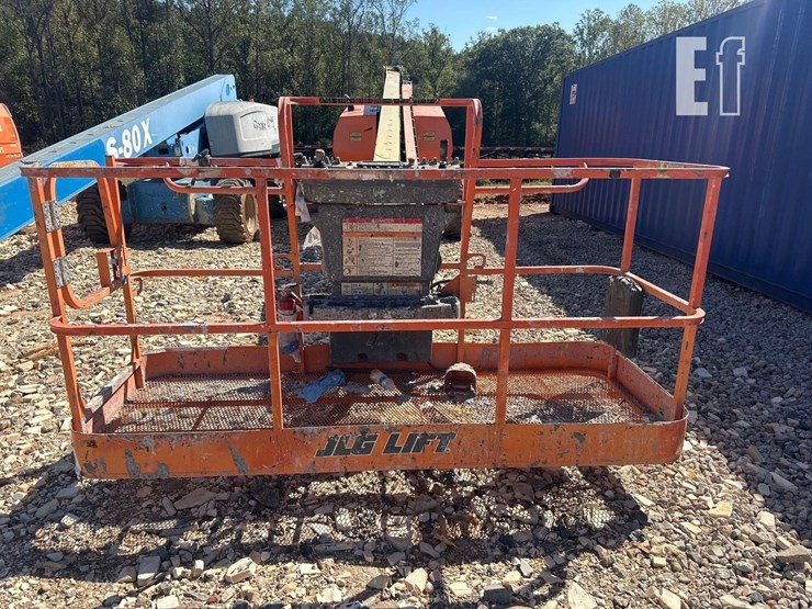 2013-jlg-800s-image-2