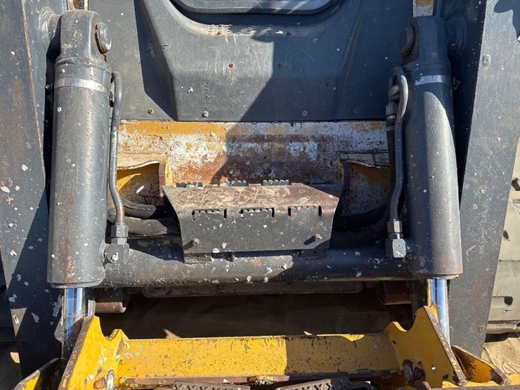 2012-john-deere-329d-image-21