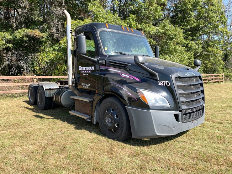 #1666-•-2019-freightliner-cascadia-semi-tractor-(title-in-delay)-image-3