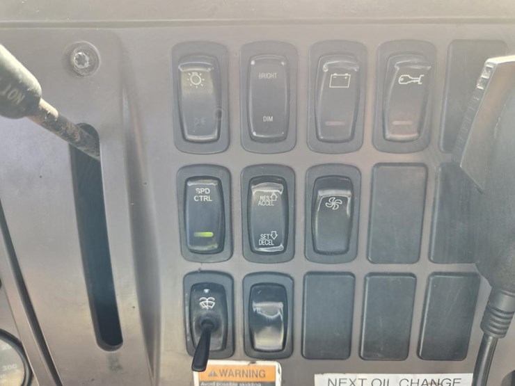 2005-mack-cl733-image-59