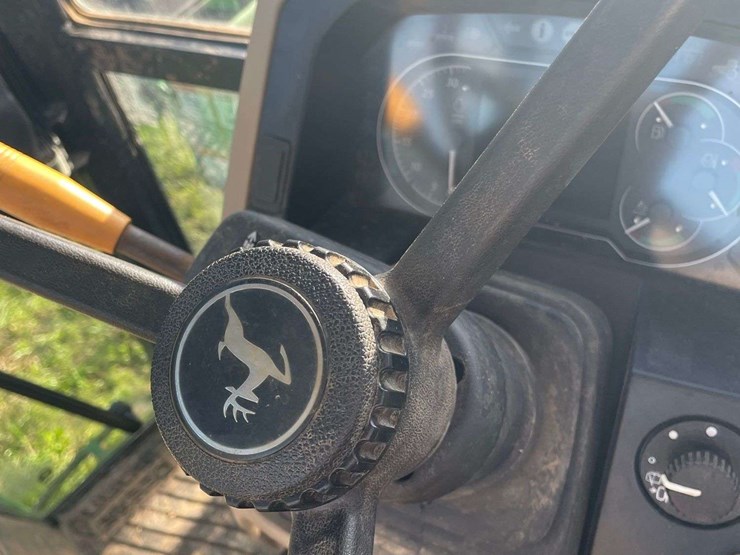 2022-john-deere-6135e-image-30