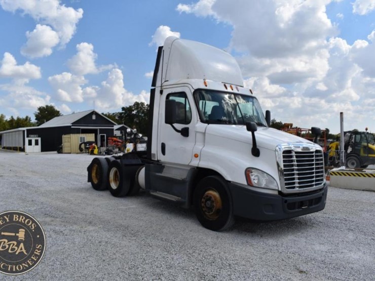 2015-freightliner-cascadia-125-image-10