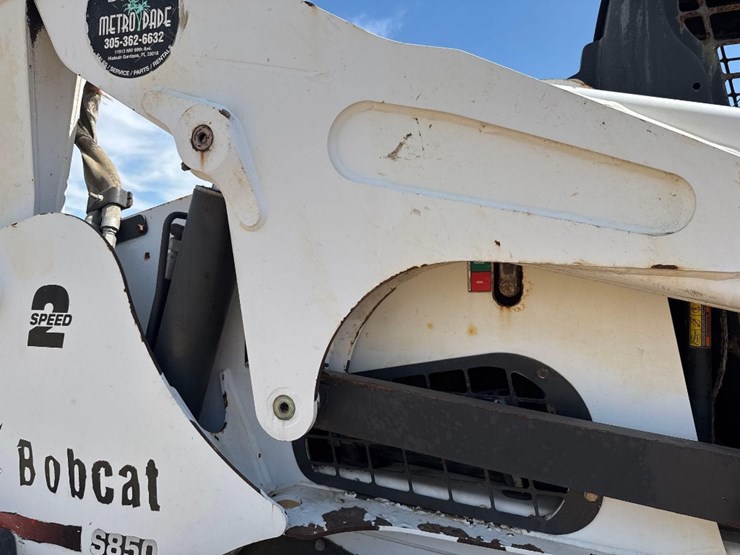 2012-bobcat-s850-image-15