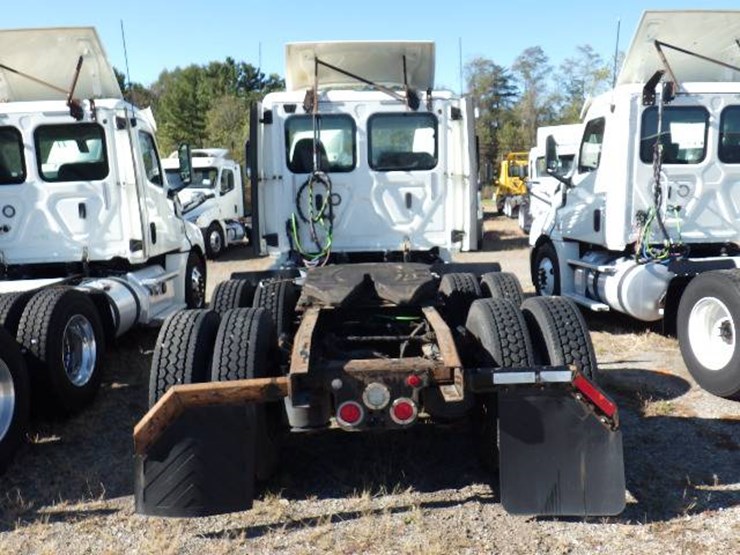2018-freightliner-cascadia-126-image-8
