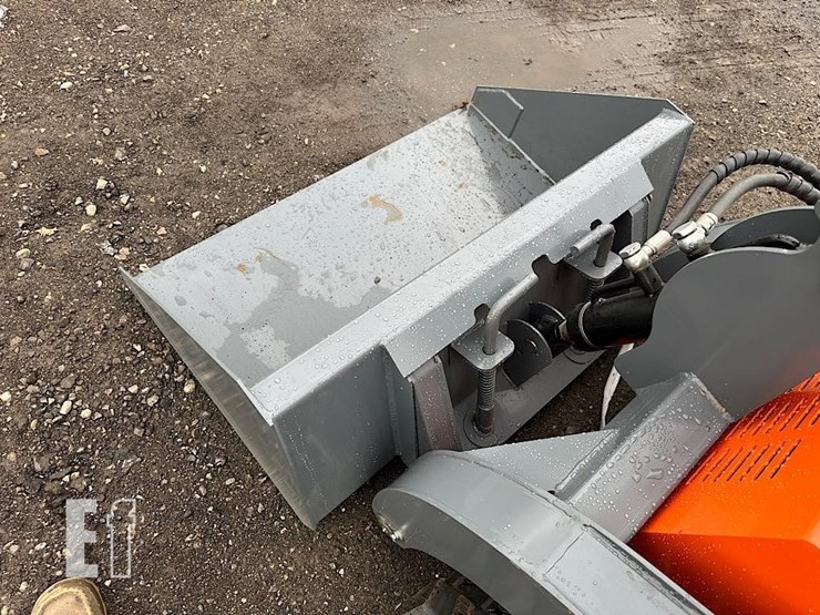 hurricane-mini-skid-steer-8-image-11