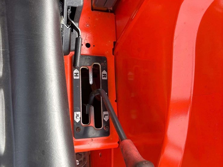 kubota-m4700-51hp-utility-loader-tractor-image-17