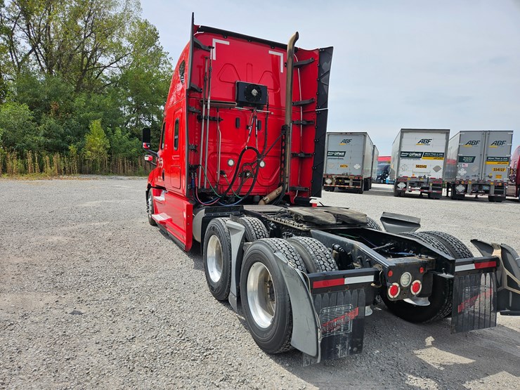 2019-freightliner-cascadia-126-image-13