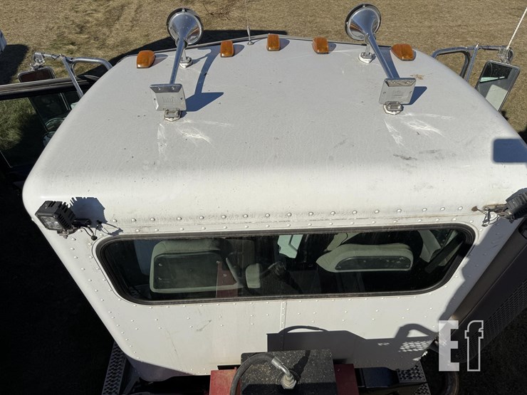 2005-peterbilt-335-image-43