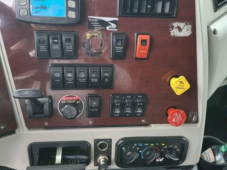 2020-western-star-5700xe-image-5