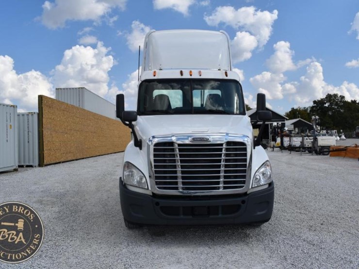 2015-freightliner-cascadia-125-image-12