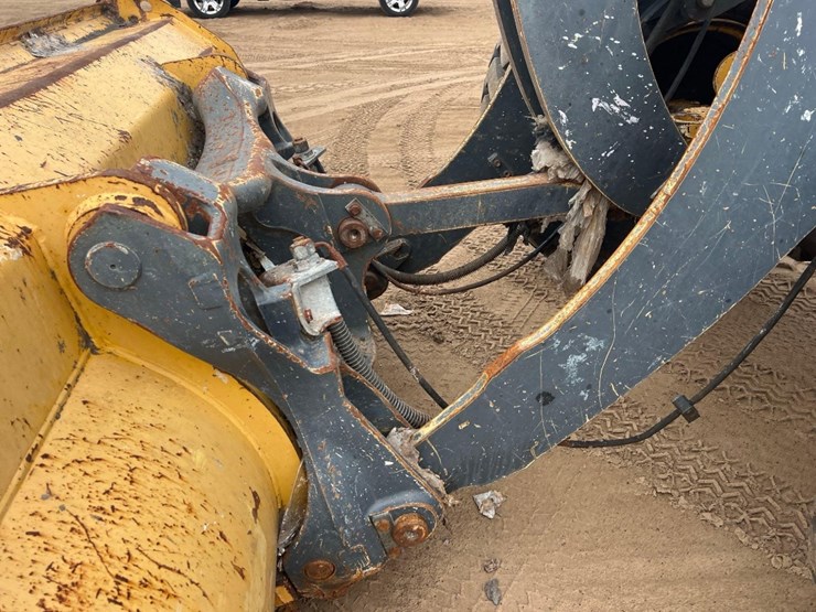 2018-deere-344l-image-10