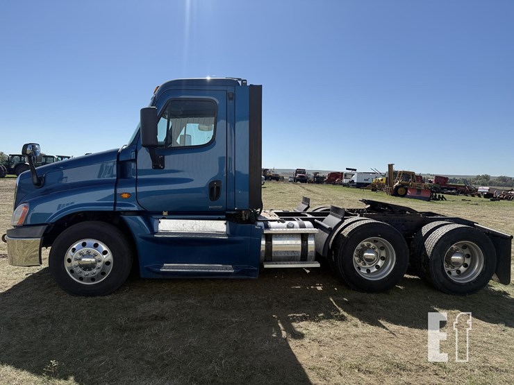 2015-freightliner-cascadia-125-evolution-image-6