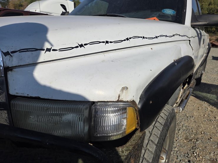 2000-dodge-2500-image-14