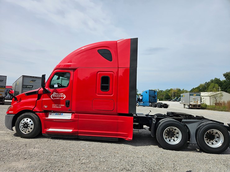 2019-freightliner-cascadia-126-image-8