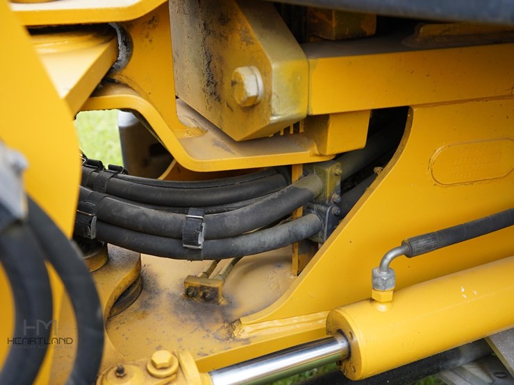 2010-deere-244j-image-30