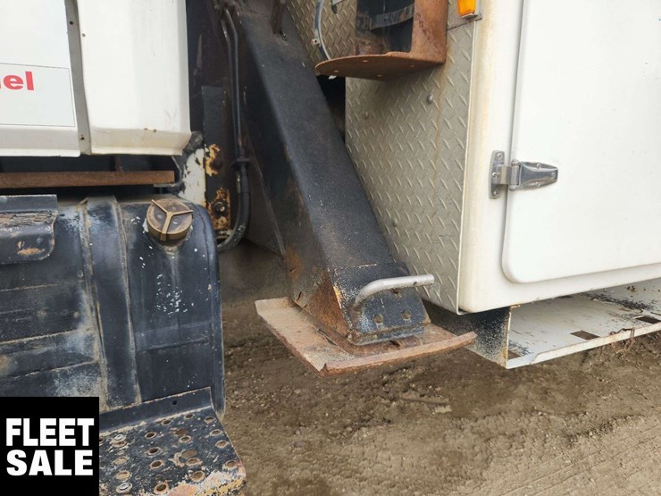 2001-freightliner-fl80-image-46