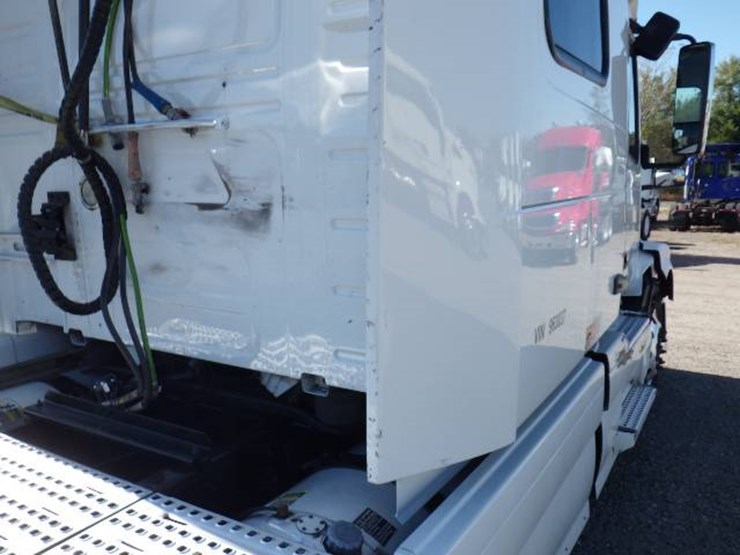2017-volvo-vnl780-image-8